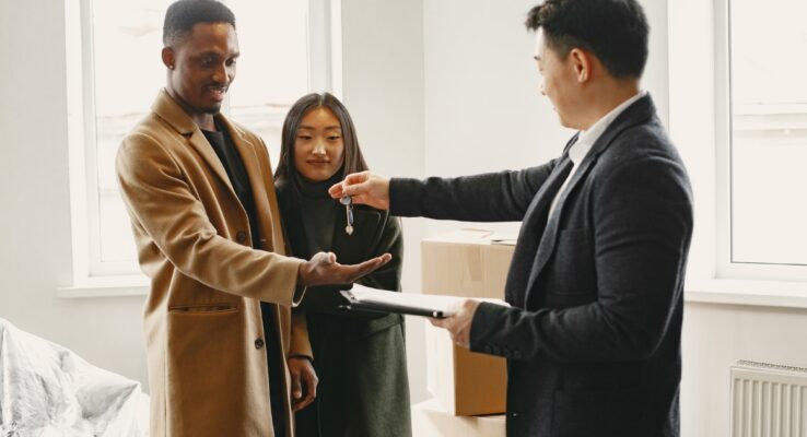 The Advantages of Renting from a Full-Service Provider in Abu Dhabi 1 Couple investing in buyng new property