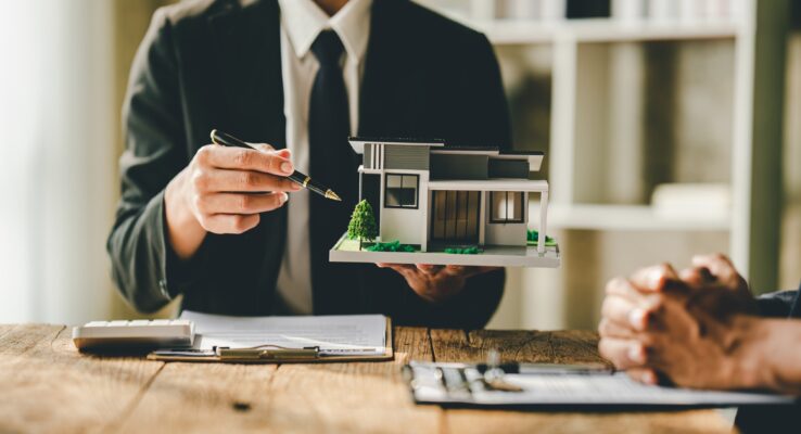 real estate agent Delivering sample homes to customers, mortgage loan contracts. Make a contract for